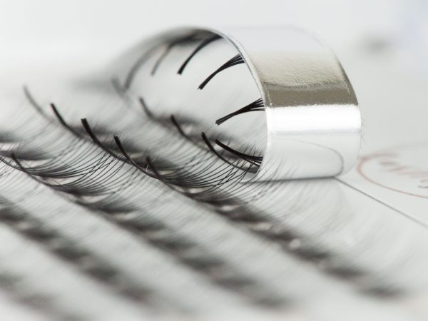 10D 0.03 D curl 12mm lash tray closeup with lifted lash strip