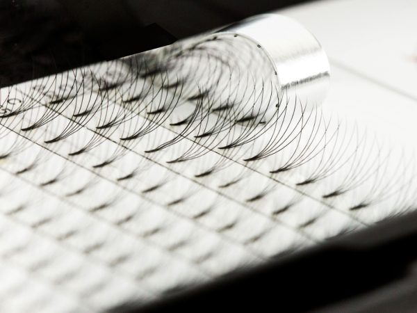 5D 0.05 C 9mm lash tray closeup with lifted lash strip